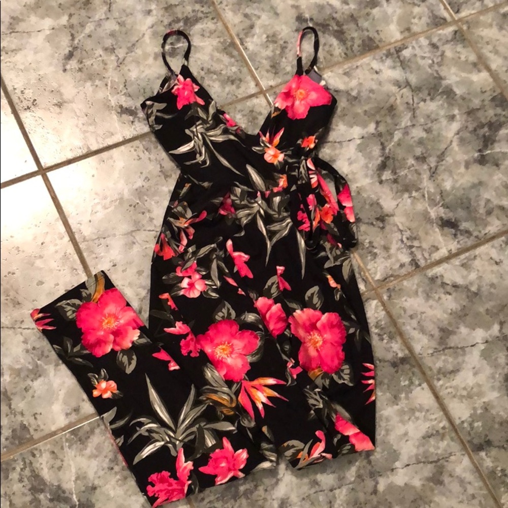 3/25 sale! Floral jumpsuit